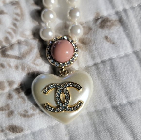 CHANEL Pearl rhinestone heart necklace ♥️ - Picture 4 of 8